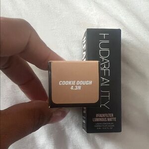 HUDA BEAUTY FauxFilter concealer- Cookie Dough 4.3N